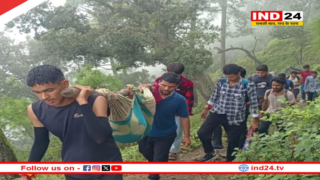 आदर्श चंपावत में डोली में ढोए जा रहे मरीज, 15 किमी पैदल चल बीमार बुजुर्ग महिला को  सड़क तक लाए युवा