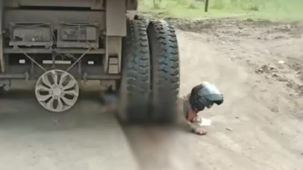 CG NEWS : 30 फीट तक घासीटाता रहा बाइक सवार युवक, वीआईपी काफिले ने नहीं की मदद.