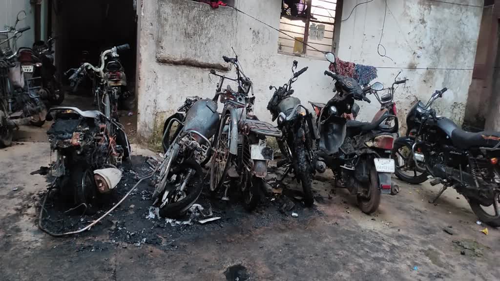 CG NEWS : रायपुर के साडू इलाके में  2 पहिया वाहनों में लगी भीषण आग  - आग लगने का कारण अज्ञात लोग द्वारा बताया जा रहा है                       
       