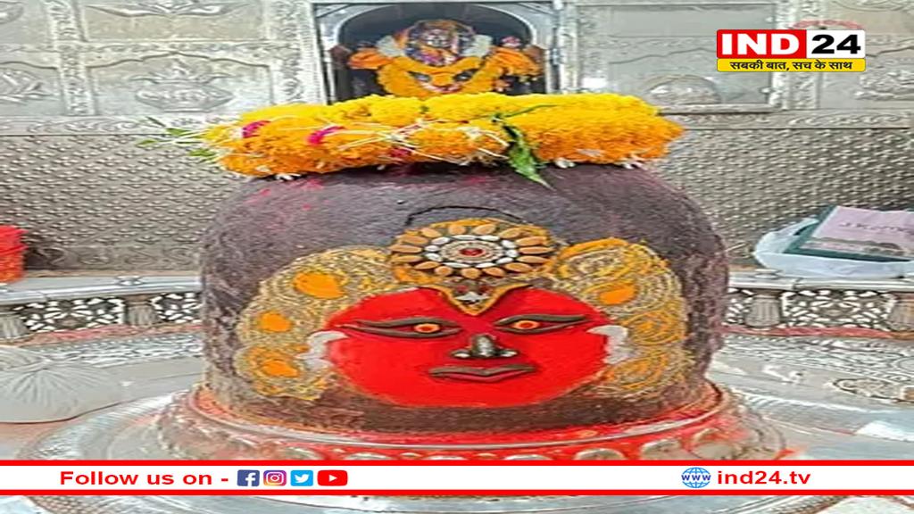 अमावस्या पर मस्तक पर त्रिपुंड और गले में रुद्राक्ष की माला पहनकर सजे बाबा महाकाल