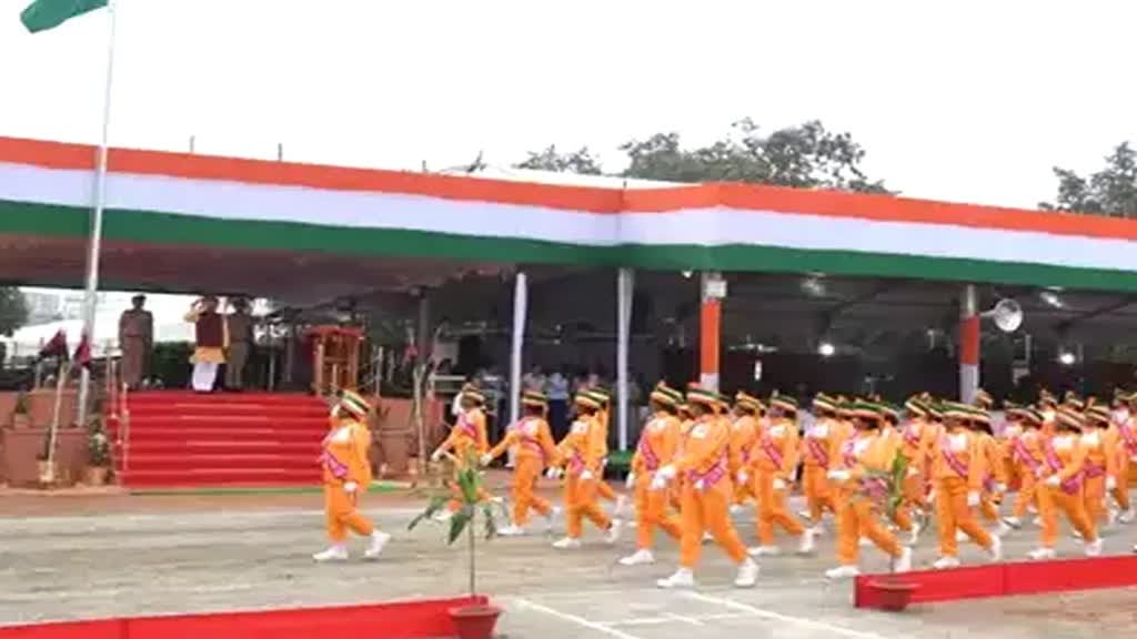 लाल परेड मैदान में आयोजित मुख्य समारोह में परेड में 18 टुकड़ियां हुई शामिल