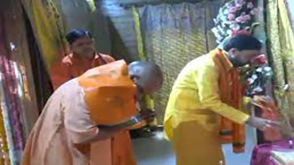  दिवाली पर रामलला के दर्शन करने पहुंचे सीएम योगी आदित्यनाथ, हनुमानगढ़ी मंदिर में की पूजा