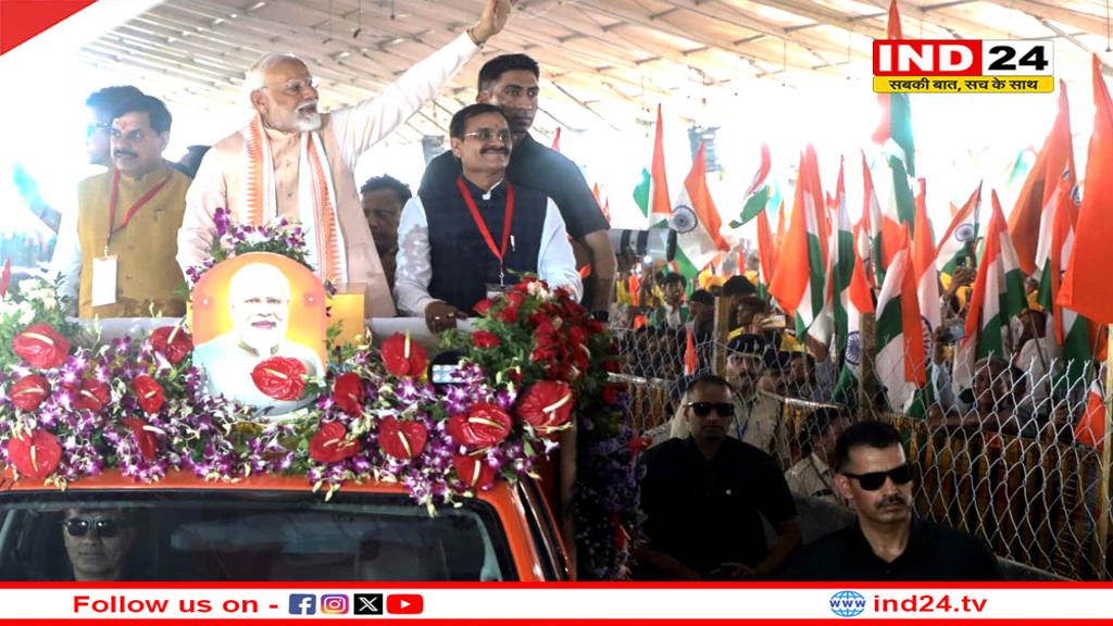 भोपाल में हाथ में तिरंगा लहराकर महिलाओं ने किया पीएम मोदी का स्वागत