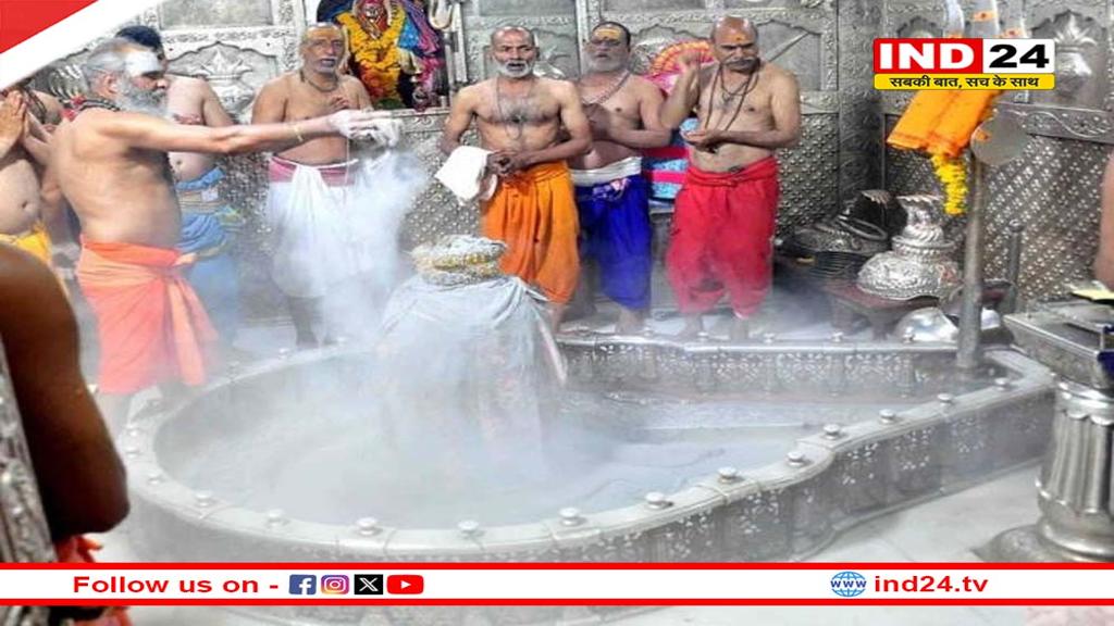 मस्तक पर चन्द्रमा लगाकर श्रृंगारित हुए बाबा महाकाल