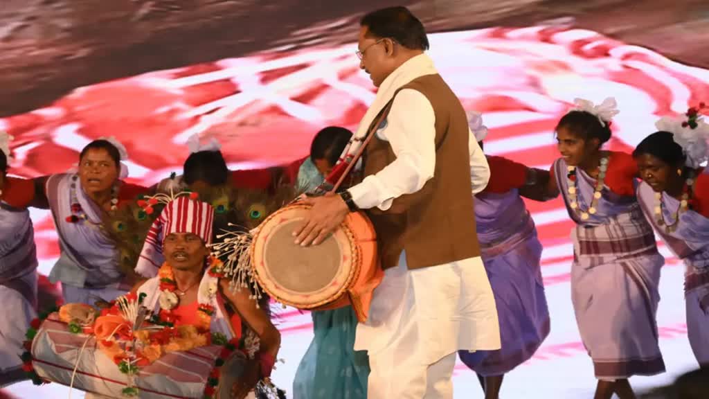 CG NEWS : मुख्यमंत्री साय ने किया कर्मा नृत्य, जमकर थिरके मांदर की थाप पर सीएम विष्णुदेव साय…...