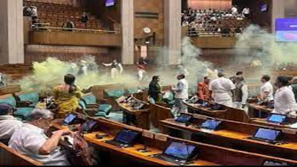 संसद की सुरक्षा में सेंध मामले में हुई एक और गिरफ्तारी, पुलिस के हाथ लगे जले मोबाइल फोन