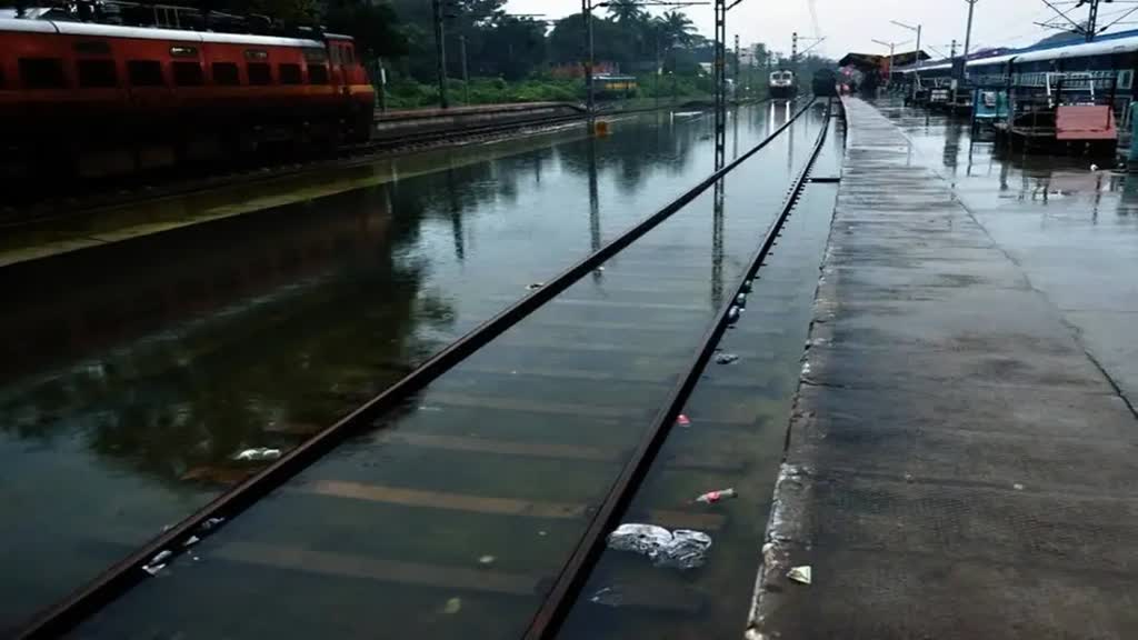 Weather Update: दिल्ली-NCR में होगी तेज बारिश, राजस्थान में बिपरजॉय का कहर,कई ट्रेनें रद्द 