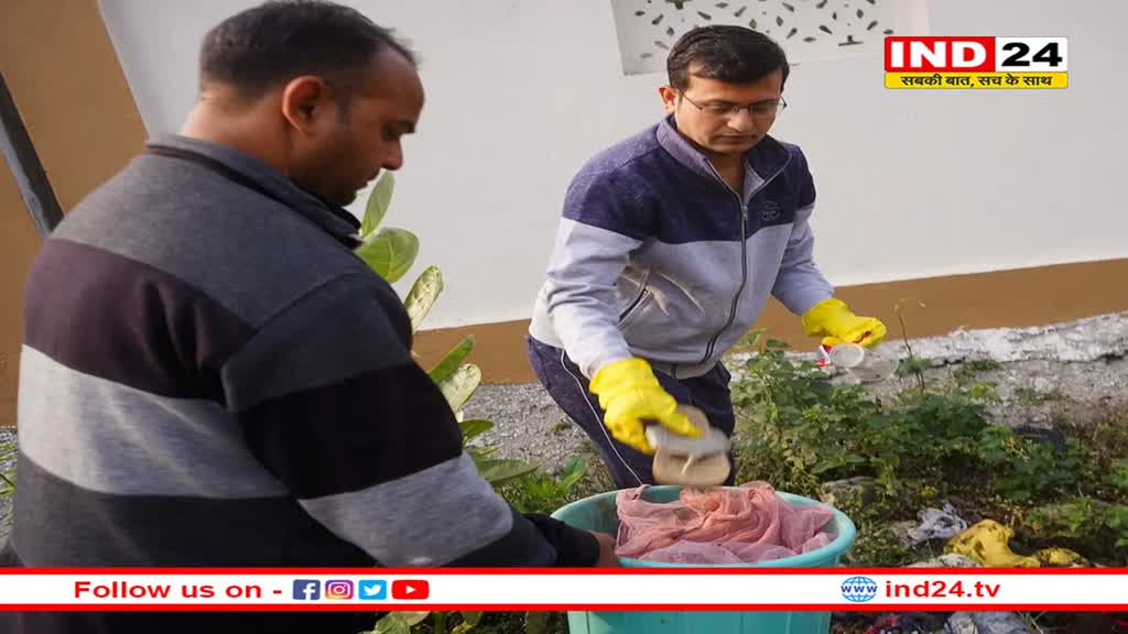 फावड़ा मंगाकर कलेक्टर ने की सफाई, गंदगी भी हटाई