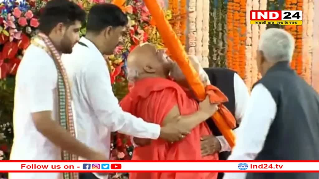 PM Modi ने लिया जगद्गुरु रामभद्राचार्य से आशीर्वाद, गले मिले... हाथ पकड़कर कुर्सी पर बिठाया