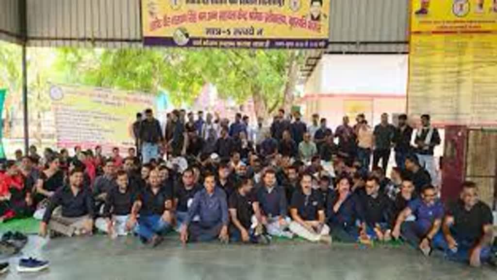 CG News पांच हजार पटवारियों का प्रदर्शन जारी, 16 दिनों से है काम बंद; ये हैं मांगें...