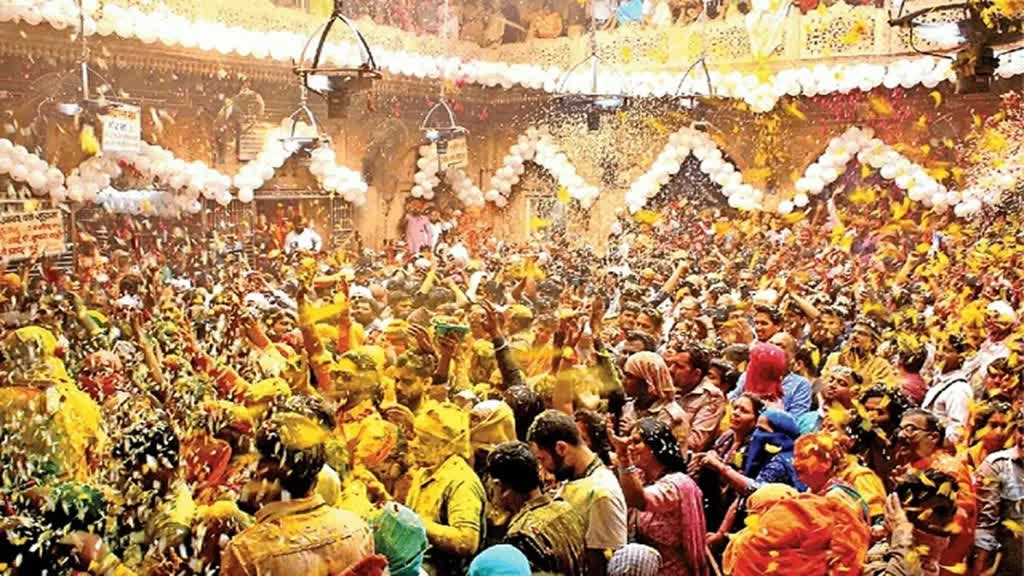 होली से पहले श्रीबांकेबिहारी मंदिर में पहुंचे पांच लाख श्रद्धालु, धक्का-मुक्की के बीच किए ठाकुर जी के दर्शन 