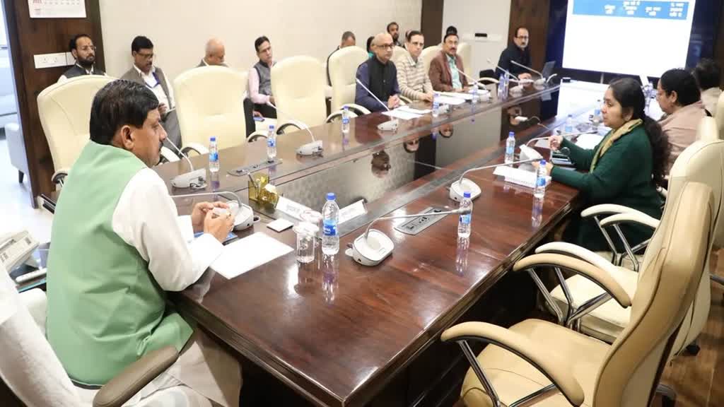 मुख्यमंत्री ने ली स्कूली शिक्षा, राजस्व  विभाग की समीक्षा बैठक