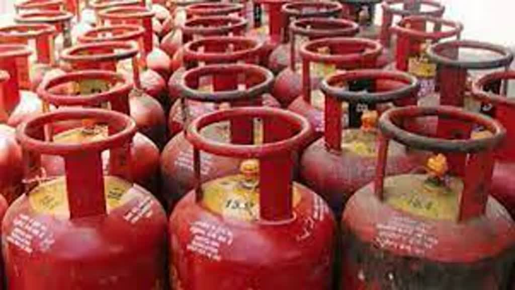 FREE GAS : राशन कार्ड धारकों के लिए बड़ी खुशखबरी, अनाज सहित मिलेंगे गैस सिलेंडर फ्री