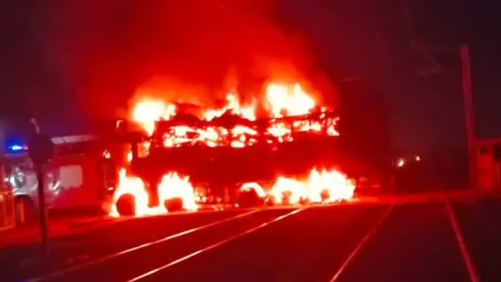 CG News : रेलवे क्रॉसिंग पर ट्रक में लगी भीषण आग : गाड़ी जलकर खाक, 4 घंटे ट्रेनों का परिचालन बंद......