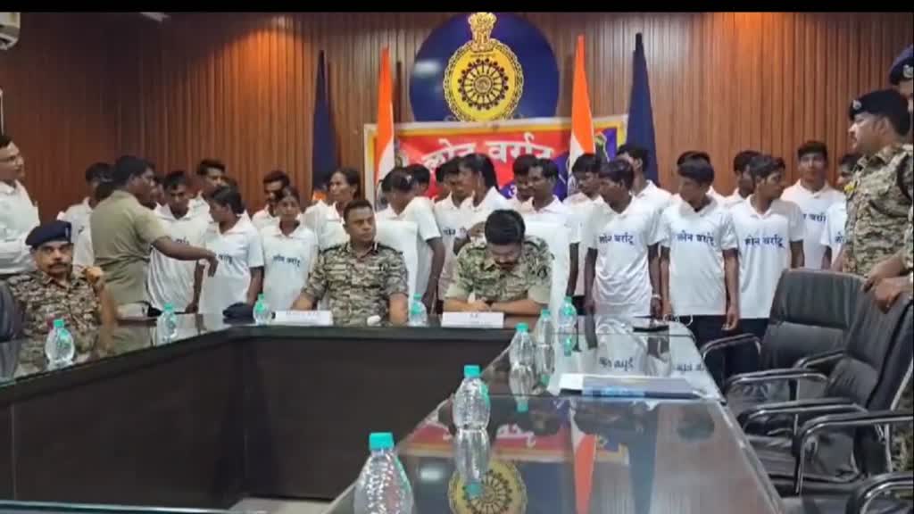 CG NEWS :  सीआरपीएफ व पुलिस का साझा प्रयास लाया रंग, एक लाख के तीन माओवादी सहित 35 ने किया समर्पण