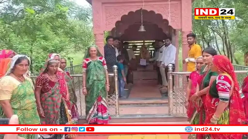 प्रशासन से नहीं बनी बात तो महिलाओं ने हनुमान जी को सौंपा ज्ञापन