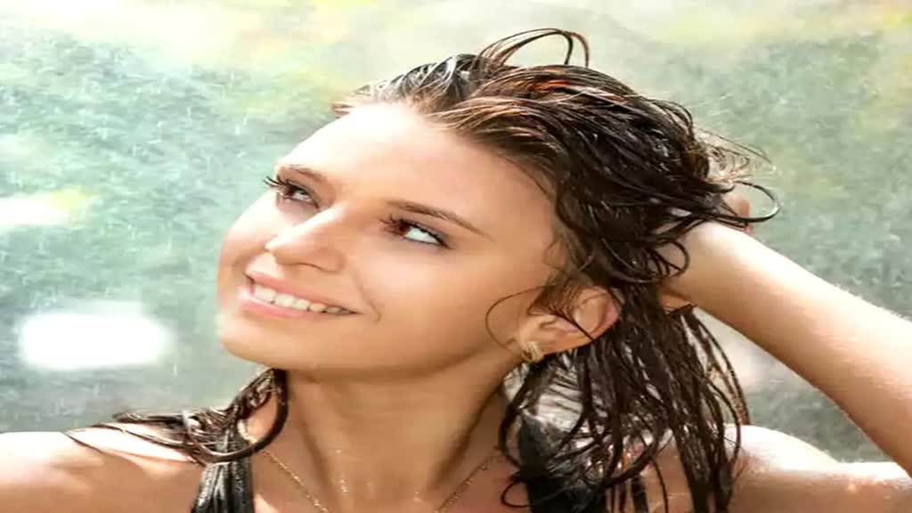 बारिश के मौसम में कैसे रखें बालों और स्किन का ख्याल, अपनाएं ये टिप्स