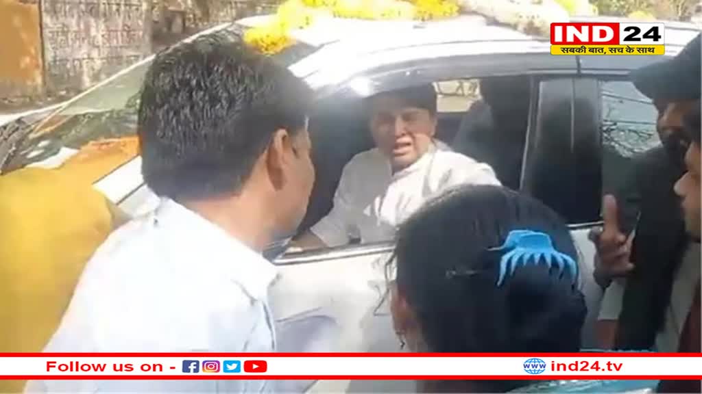 गुना में केंद्रीय मंत्री सिंधिया का किसानों ने रोक लिया रास्ता, जानिए क्या है पूरा मामला