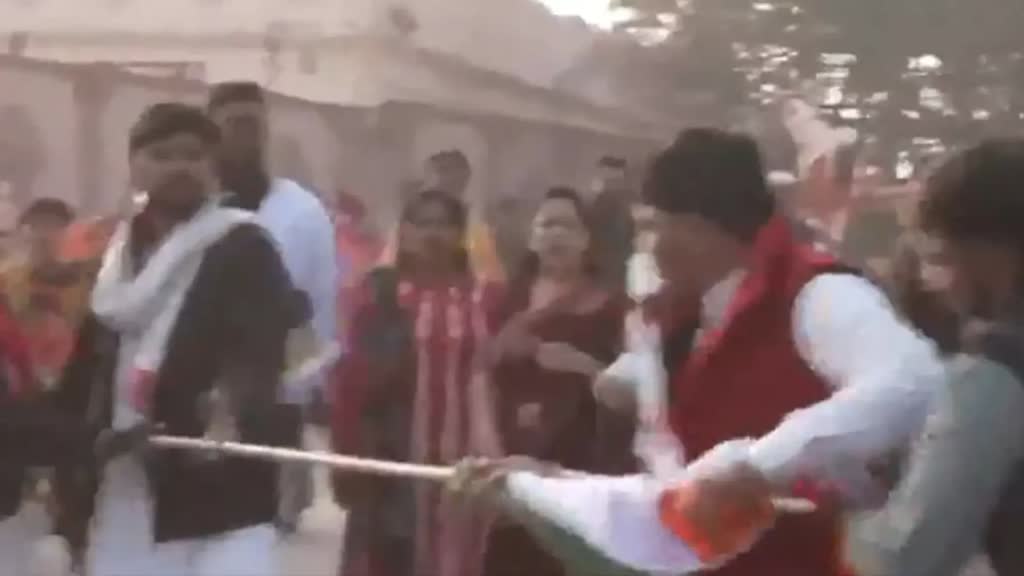 Ram Mandir Inaugration: अयोध्या में कांग्रेस समर्थक और भक्तों के बीच झड़प, राम मंदिर में झंडा लेकर घुसने पर हुआ विवाद