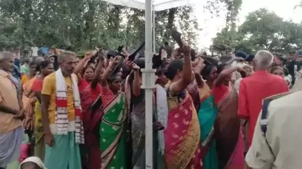 CG NEWS : लोकार्पण करने गए कांग्रेस विधायक को ग्रामीणों ने दिखाए काले झंडे