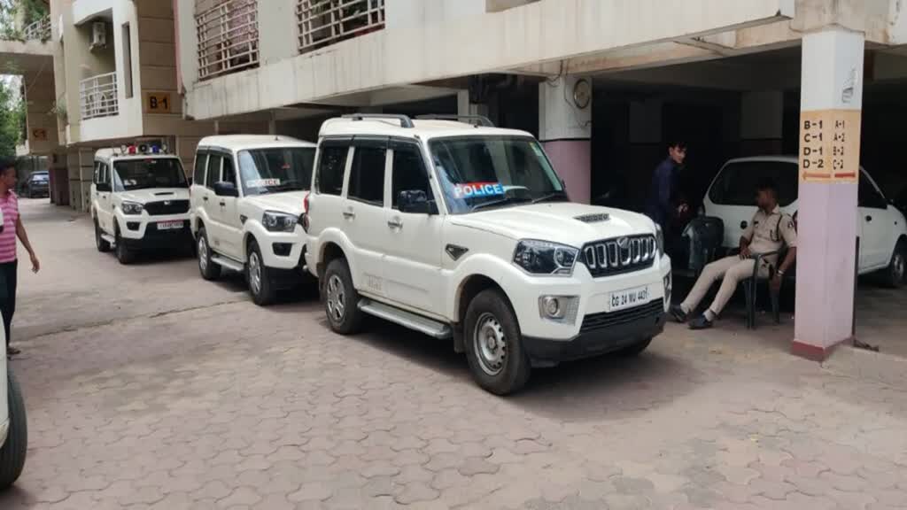 CG News : रायपुर के करिज्मा अपार्टमेंट में चली गोली। पुलिस और FSL के अधिकारी मौके पर मौजूद...