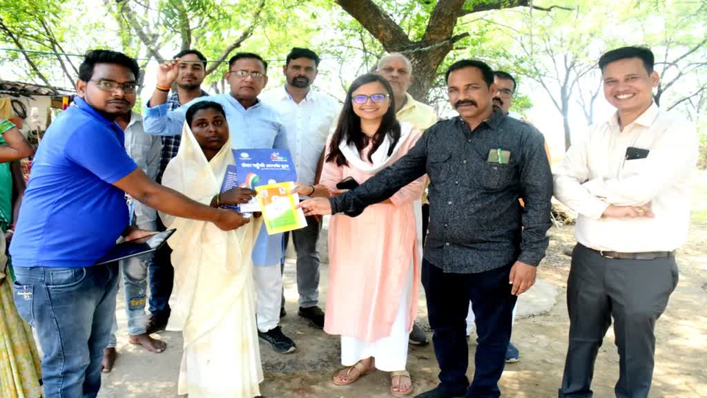 CG News : जब कलेक्टर सुश्री ऋचा प्रकाश चौधरी मितान बन पहुंची हितग्राही के घर…कलेक्टर ने हितग्राही किरण व अंकिता को सौंपा नया राशनकार्ड