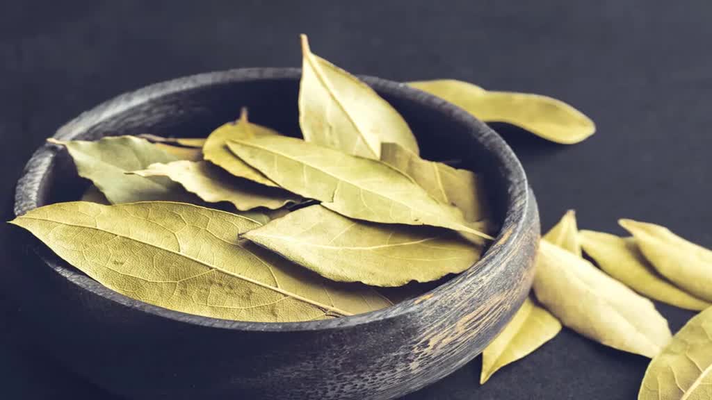 स्वाद के साथ सेहत के लिए भी वरदान है तेज पत्ता, जानें इसके फायदों के बारे में 