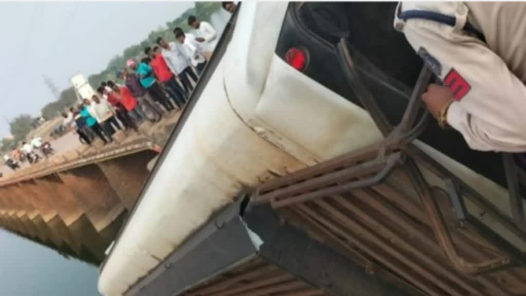 CG NEWS : छत्तीसगढ़ के शिवनाथ नदी के पास पलटी बस , 8 की हालत नाजुक....