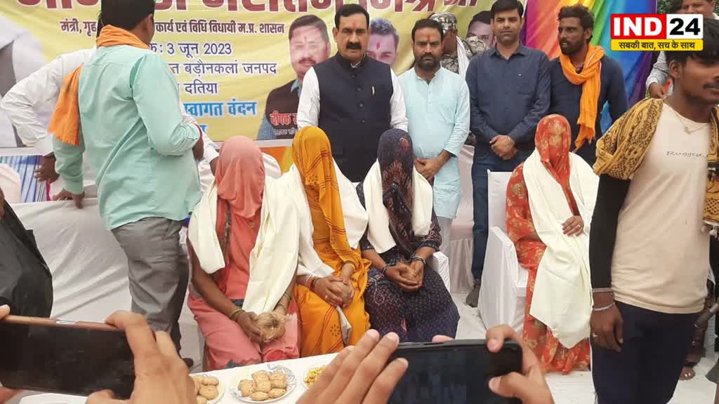 MP के गृह मंत्री डॉ. नरोत्तम मिश्रा ने ''लाडली बहना योजना'' के पात्र हितग्राहियों को बांटे प्रमाण पत्र