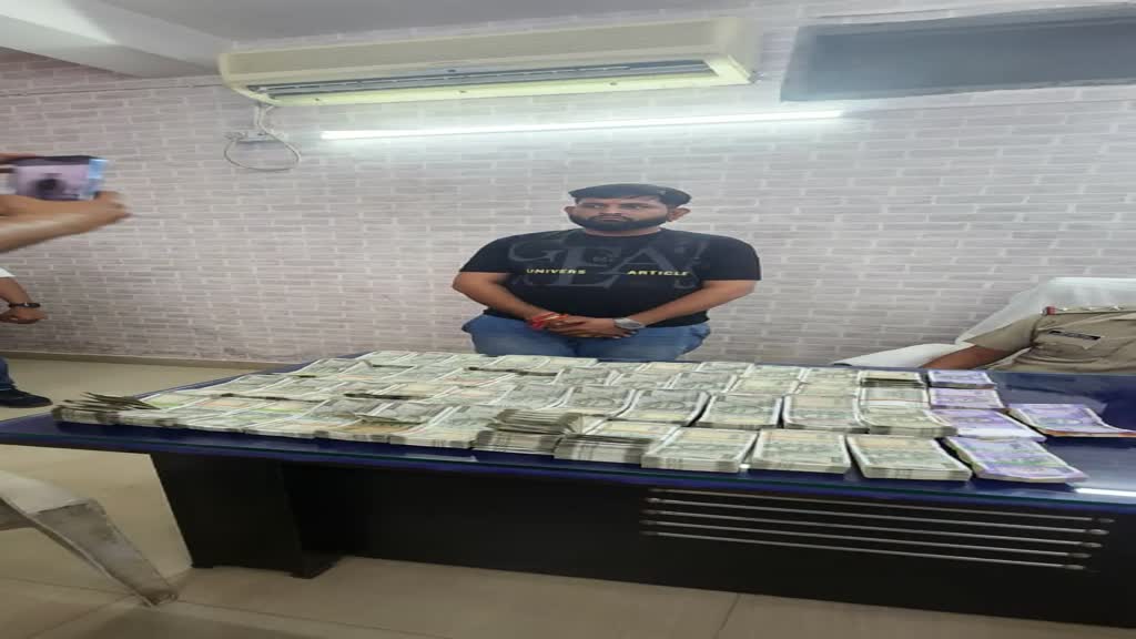 CG NEWS : चेकिंग के दौरान पुलिस को युवक के पास मिले , 22 लाख रुपए नगद रकम..