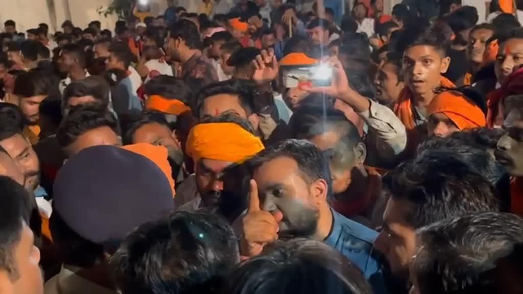 CG NEWS : फिल्मी गानों पर गरबा  बजरंग दल ने जताया विरोध, कहा- रात 10 बजे तक बंद करें गरबा
