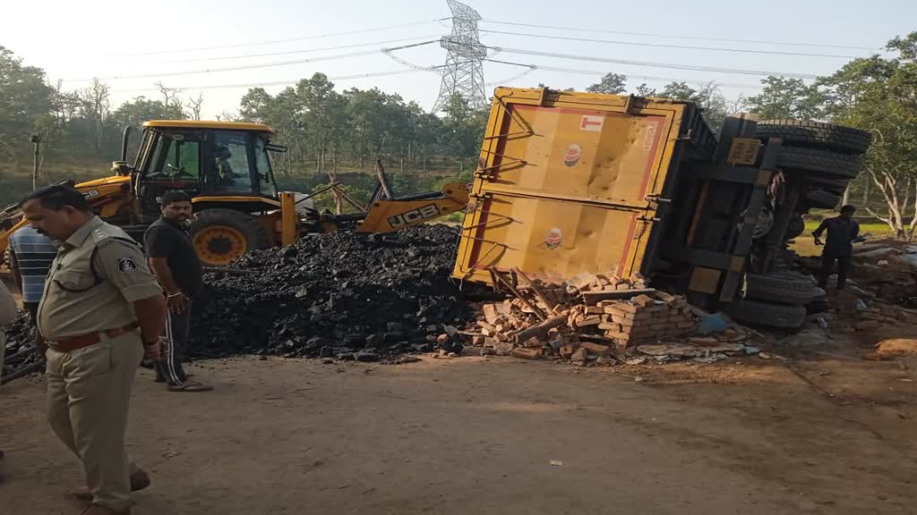 BREAKING NEWS CG : घाटोली पारा के पास ,कोयले से भरी ट्रेलर घुसी ढाबे में..