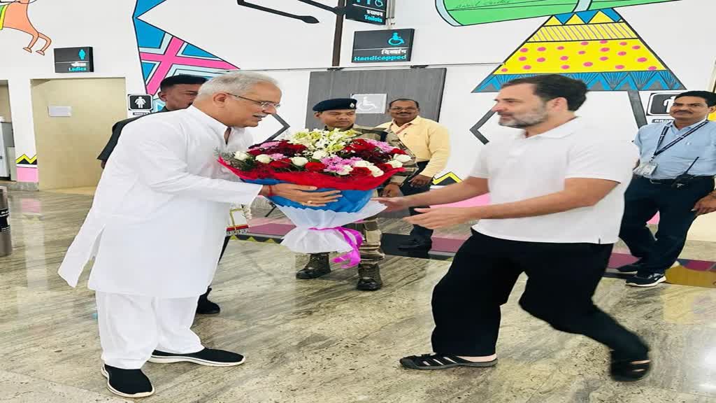 CG NEWS :  राहुल गांधी पहुंचे रायपुर , एयरपोर्ट पर सीएम भूपेश बघेल किए भव्य स्वागत.. 