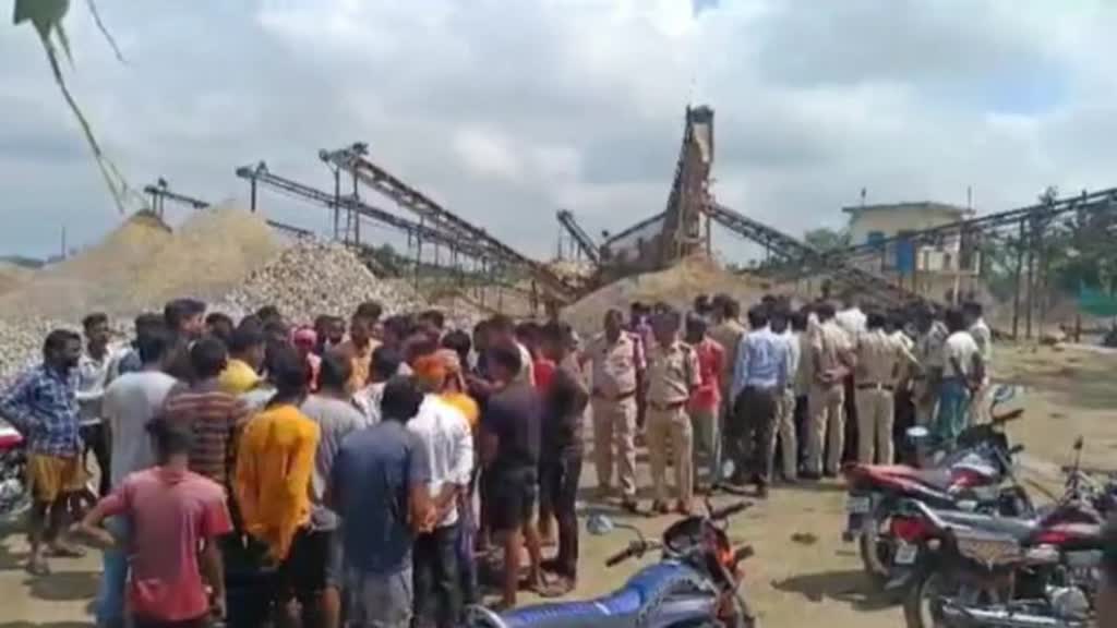 CG NEWS : क्रेशर प्लांट में मशीन ऑपरेटर पर गिरा पत्थर, दबने से मौत...
