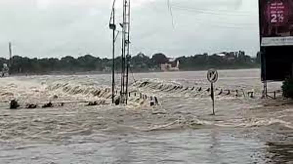 मोरटक्का में नर्मदा का पुल डूबा ,बस्ती में भी घुसा पानी, पुलिस ने खाली करवाए घर