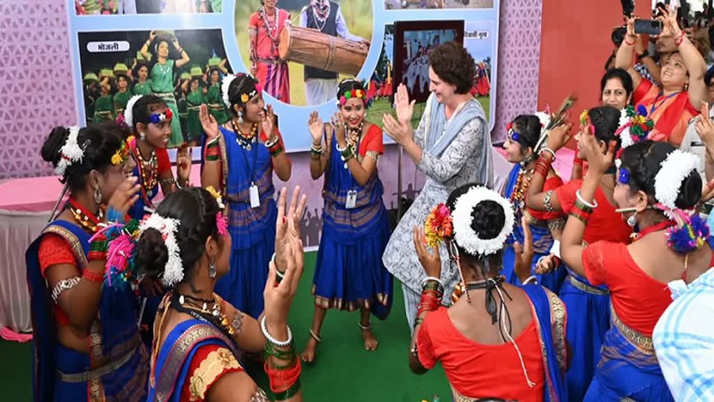 CG NEWS : प्रियंका गांधी ने किया महिलाओं के साथ सुवा नाच