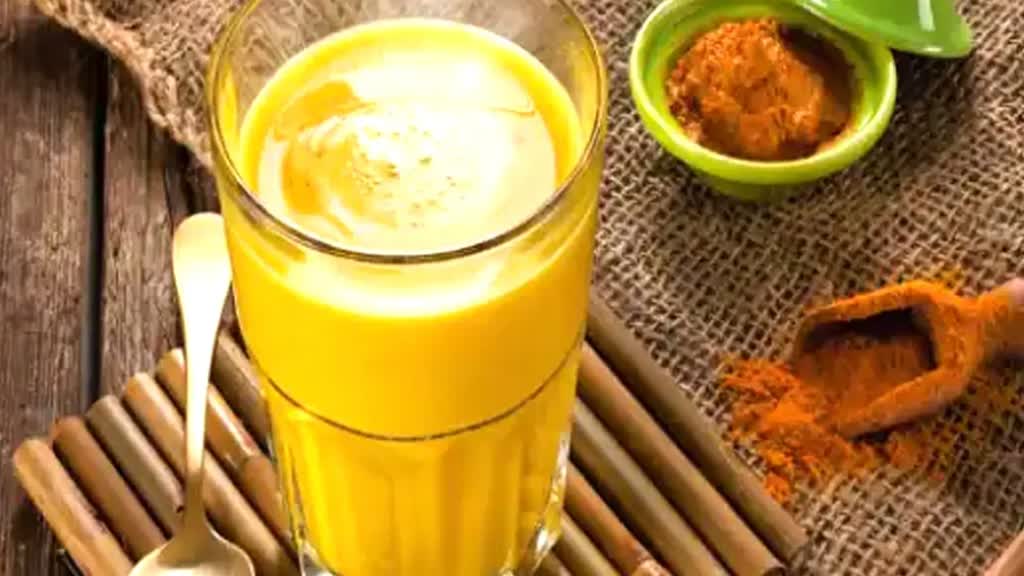 Turmeric Milk: सर्दियों में खांसी-जुकाम से हैं परेशान, तो करें हल्दी मसाला दूध का सेवन, मिलेंगे फायदें