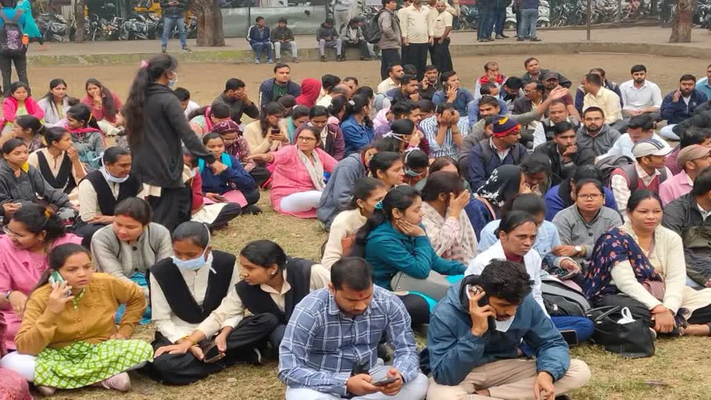 CG NEWS : आउटसोर्सिंग के कर्मचारियों ने विरोध प्रदर्शन करने की दी चेतावनी, आईपीडी की सेवाएं ठप्प....