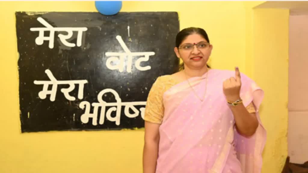 CG NEWS : छत्तीसगढ़  मुख्य निर्वाचन पदाधिकारी रीना बाबासाहेब कंगाले ने लाइन में लगकर डाला वोट, मतदान करने की अपील