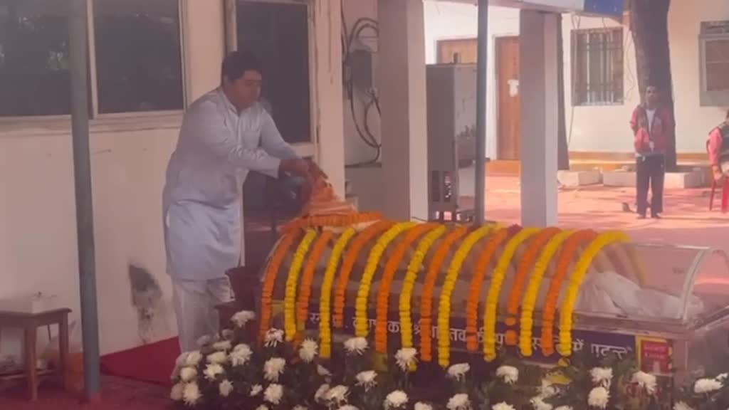 CG NEWS : CG के पूर्व सीएम पिता नंदकुमार बघेल के पार्थिव शरीर को महापौर ने अर्पित की श्रद्धांजलि