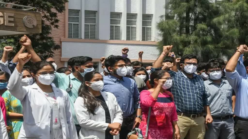 MP DOCTORS:एमपी के 10 हजार डॉक्टर्स आज से हड़ताल पर, जानिए क्या हैं मांगें?