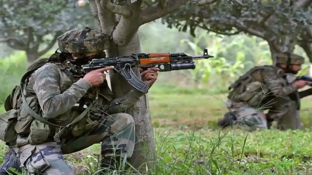 जम्मू कश्मीर के कुलगाम में सुरक्षाबलों और आतंकियों के बीच मुठभेड़, सेना के तीन जवान घायल
