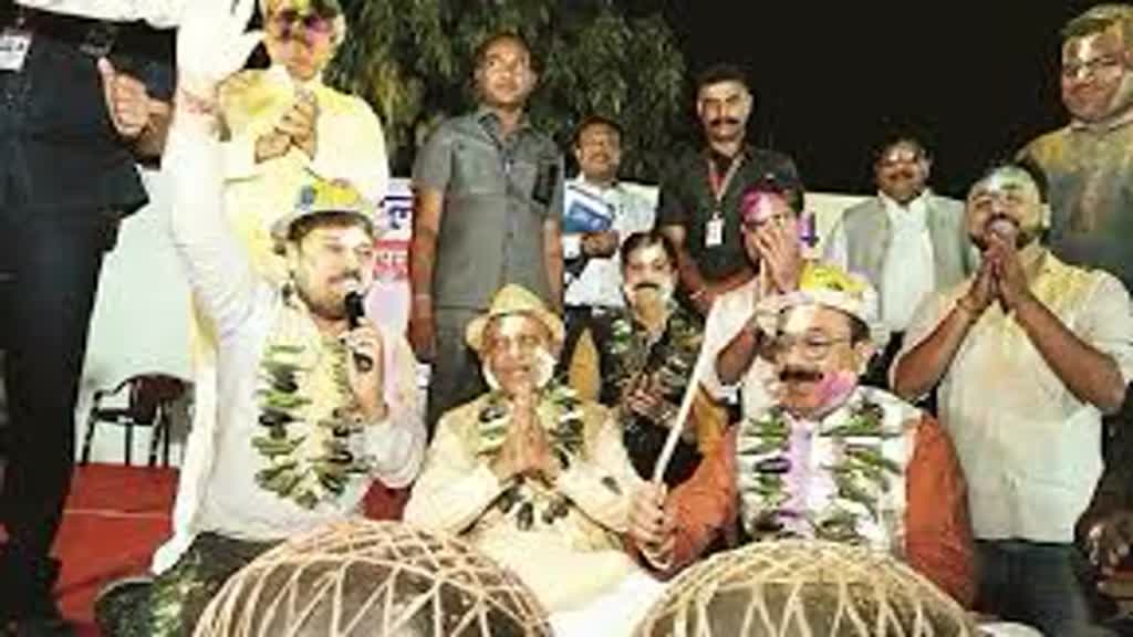 CG NEWS : होली मिलन समारोह  में शामिल हुए मुख्यमंत्री साय, बजाया नगाड़ा गाए फाग गीत.....