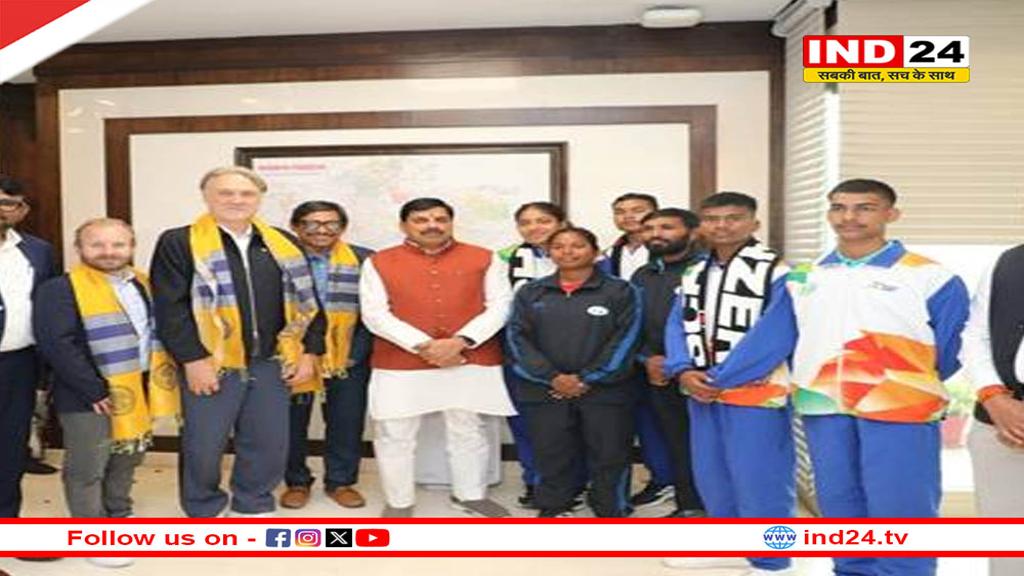 मिनी ब्राजील विचारपुर के होनहार फुटबॉल खिलाड़ी मिले CM डॉ. मोहन यादव से