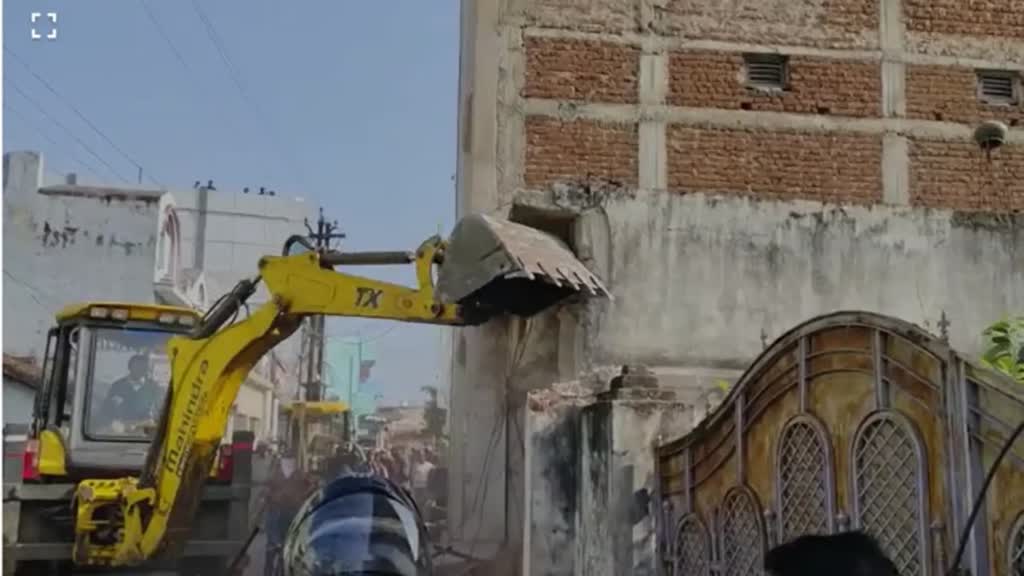 CG NEWS :  साधराम यादव की हत्या पर कवर्धा में चला प्रशासन का बुलडोजर, फिर चर्चा में कवर्धा...