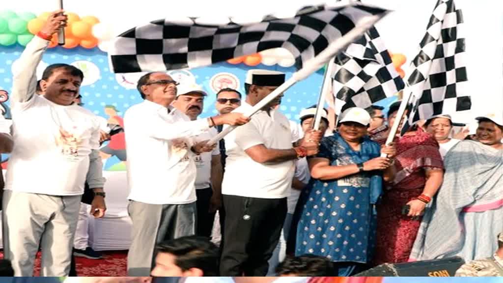 सीएम शिवराज ने झंडी दिखा कर रवाना की भोपाल गौरव दौड़, बोले- कोई एक नेक काम अवश्य अपनाएं