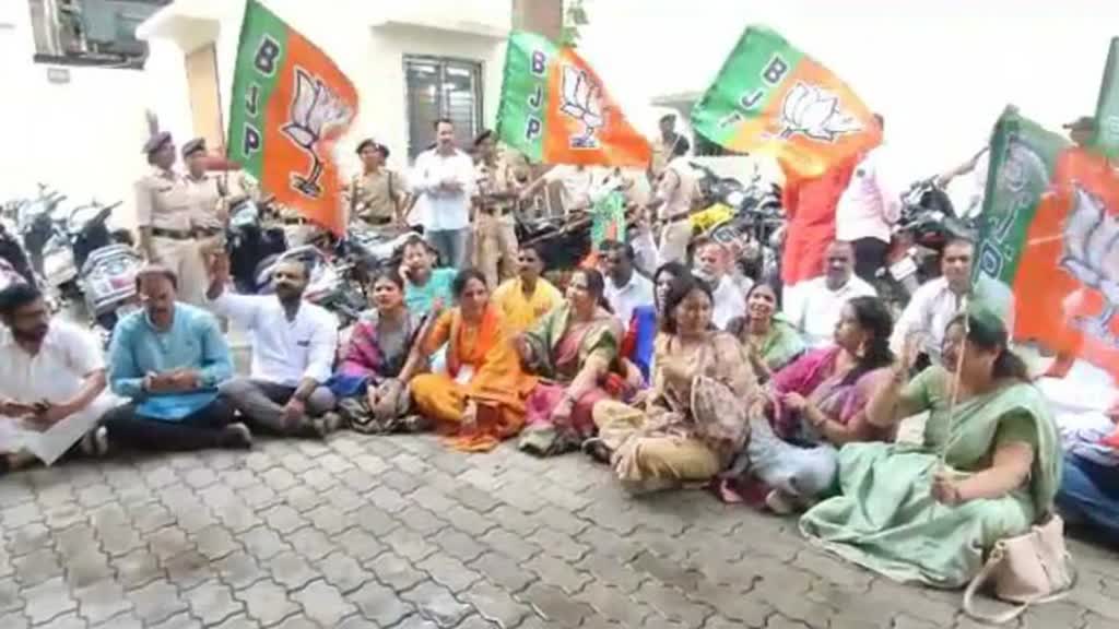 CG NEWS : बूढ़ा तालाब फुटपाथ ढहने को लेकर भाजपा पार्षदों ने किया जमकर हंगामा