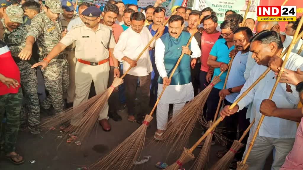  MP के गृहमंत्री डॉ. नरोत्तम मिश्रा ने सड़कों पर लगाई झाड़ू