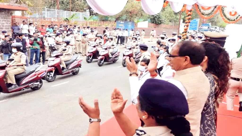 महिला पुलिसकर्मियों को सीएम शिवराज ने दी बड़ी सौगात, 250 दोपहिया वाहनों की सौंपी चाबी 
