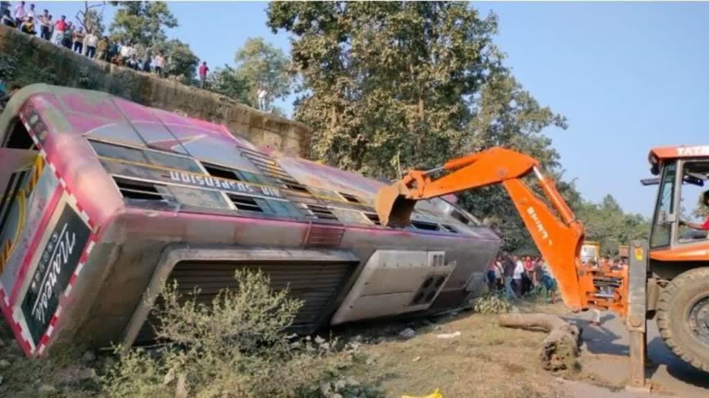 CG NEWS :  रफ़्तार का कहर,  प्रयागराज जा रही बस हुई हादसे का शिकार, 2 की मौत 40 लोग घायल......